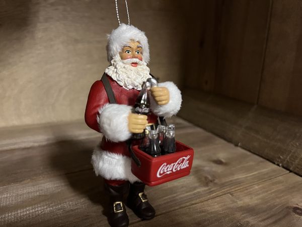 Coca Cola - Nissen Åpner en Cola Ornament